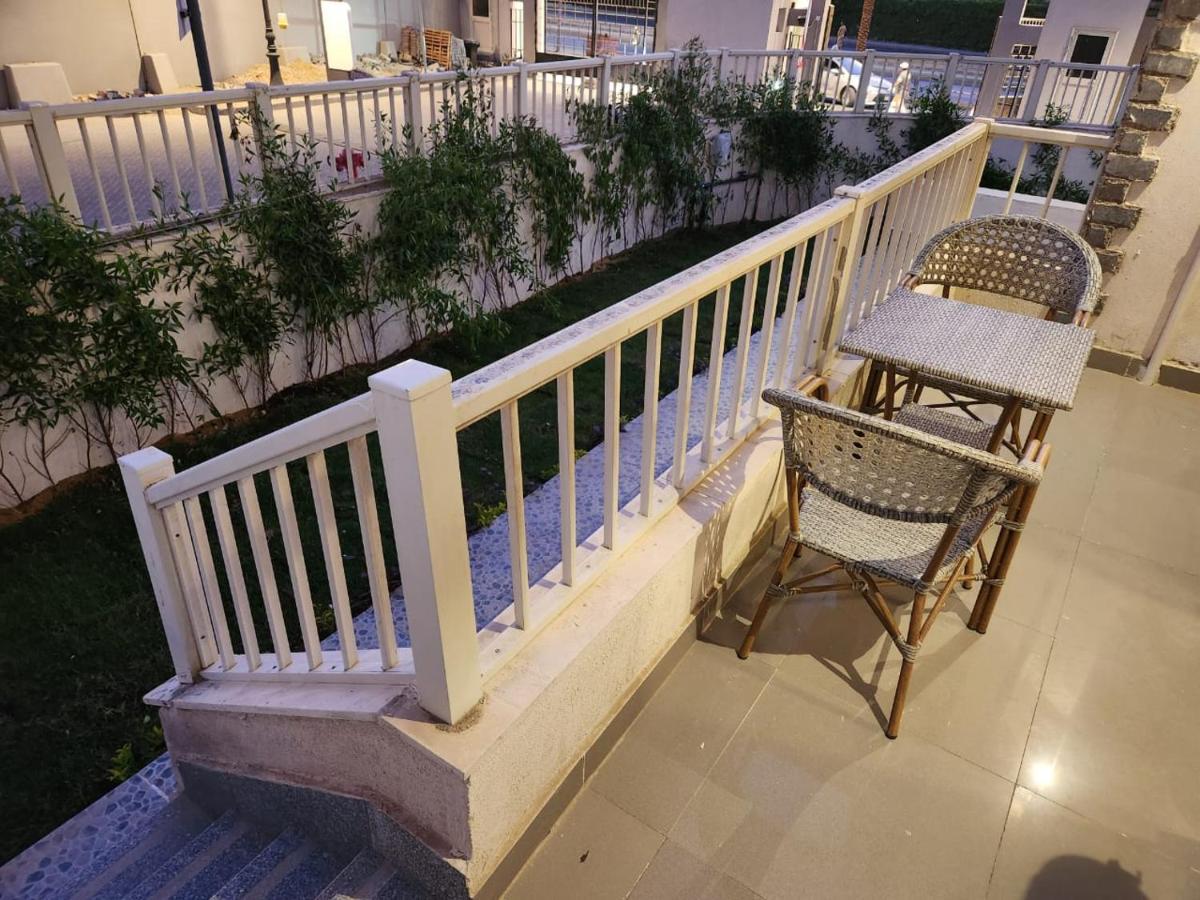 Jayd Garden Retreat: Elegant Two-bedroom Near Al-rehab Apartment Cairo