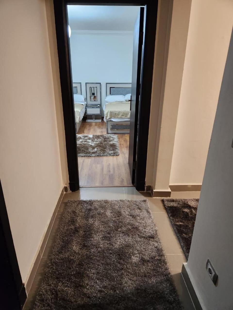 Jayd Garden Retreat: Elegant Two-bedroom Near Al-rehab * Cairo